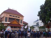 Puas Berorasi, Ratusan Buruh SBSI Akhirnya Membubarkan Diri