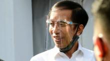 Jokowi Bagi-bagi Duit Rp 2,4 Juta ke 62 Pedagang di Istana Bogor