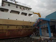 Terbawa Tsunami, Kapal Perintis Hantam Bangunan di Daratan