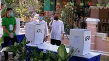 Pilkada Karimun: Nyoblos di TPS Sama, Paslon BERSINAR Kompak Datang Bareng