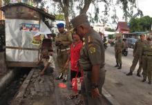 Kios Dibongkar Karena Kotor, Seorang Wanita Tuding Satpol PP Tidak Adil   