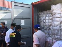 Tim Gabungan Segel Sejumlah Kontainer Sampah Plastik di Pelabuhan Batuampar