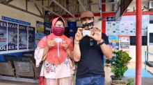 Senyum Erpan dan Asnita Peroleh SIM Gratis saat Hari Bhayangkara