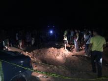 Bau Busuk Diduga Mayat Dalam Timbunan Pasir di Meral Karimun