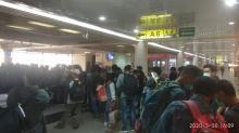 Padatnya Ruang Tunggu Bandara Hang Nadim, Apa Kabar Social Distancing?