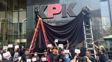 Tolak Revisi UU, Pegawai KPK Gelar Aksi Tutup Logo di Gedung Merah Putih