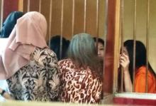 Tersangka Penari Erotis Salat di Sel Saat Dikunjungi P2TP2A