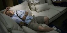 Bukannya Datang Membeli, Pengunjung Malah Tidur di Sofa Empuk IKEA Tiongkok