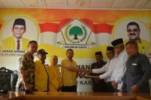 Aunur Rafiq Ambil Formulir Balon Bupati ke DPD II Golkar Karimun