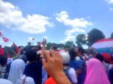 Panas Terik, Peserta Kampanye Jokowi di Batam Berebut Payung