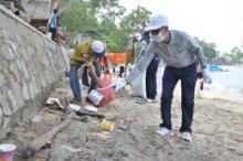Rafiq Prihatin Lihat Sampah Pedagang Berserakan di Coastal Area