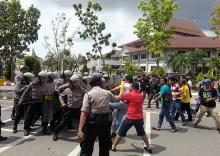 600 Personel dan Water Canon Halau Pendemo di Depan Kantor Wali Kota Batam  