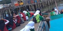 Diterpa Gelombang, Siswi Berjam-jam Menangis untuk Sampai ke Sekolah