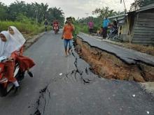 Warga Rohil Kaget Tanah Tiba-tiba Terbelah