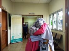 Tangis Novia Lihat Jasad Nabil yang Tenggelam di Pantai Trikora