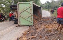 Setelah Truk Tumbang di Southlink, Sopir Langsung Kabur