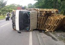 Truk Pengangkut Palet Terguling di Atas Terowongan Pelita