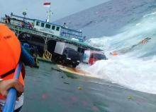 Pencarian Korban KM Lestari Dilanjutkan hingga Malam