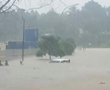 Foto: Warga Bantu Mobil yang Terendam Banjir di Batam Centre