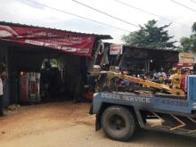 Pemilik Bengkel Kaget Tiba-tiba Ambulans Nyelonong dan Terguling