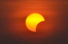 Wow, Gerhana Matahari di Batam Terlihat Jelas