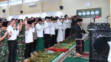 Jokowi Tunaikan Salat Minta Hujan Setiba di Pekanbaru