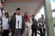 Maruf Amin Tunaikan Salat Zuhur di Masjid Raya Batam
