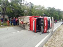 Mobil Pemadam Kebakaran Terguling di Sememal