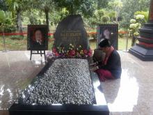 Momen Mengharukan Soeryo Ziarah ke Makam Istri di Idul Adha