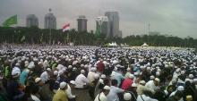 Massa Aksi Super Damai Tetap Bertahan Meski Diguyur Hujan