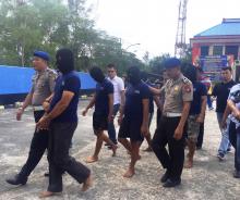 Tekong dan ABK Kapal Pembawa TKI Ilegal Tertunduk Jadi Tersangka