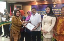 BPM-PTSP Kota Batam Terima Penghargaan Pelayanan Publik Katagori A  