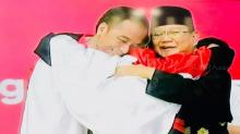 Jokowi dan Prabowo Berpelukan di Arena SilatÂ 