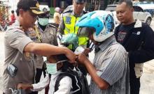 Kabut Asap Kepung Karimun, Polisi Bagikan Masker dan Periksa Kesehatan Warga