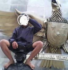 Polisi Amankan ABG yang Menduduki Patung Pahlawan