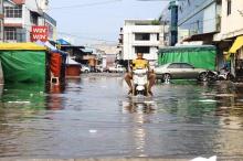 Pasar Jodoh Tergenang, Sampah Plastik Bertebaran 