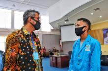 Bupati Bintan Serahkan Beasiswa Kepada 48 Mahasiswa 