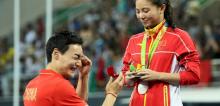 Atlet Ini Menangis Dilamar Kekasih Usai Penyerahan Medali Olimpiade 2016  