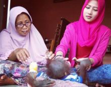 Kisah Haru Pelukan Perpisahan Gadis Cantik dengan Seekor Orangutan