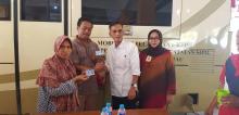 Disduk Batam Bantu Warga Ruli Beverly Cetak KTP Baru