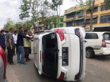 Serempet Mobil Parkir, Honda Mobilio Terguling di Nagoya