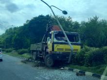 Truk Crane Seruduk Tiang Lampu Jalan Dekat UIB