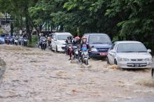 Beberapa Ruas Jalan Tergenang Banjir, Pemotor Was-was Masuk Lubang