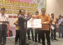 STIE Galileo Serahkan Beasiswa Pemenang Lomba Kompetensi Siswa 2016