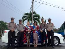 Cara Unik Polwan Memperingati Hari Kartini