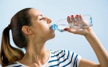 Awas! Minum Air Putih Berlebihan Bisa Pengaruhi Kesehatan Tubuh