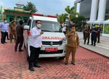 Sekda Arif Fadhillah Serahkan Hibah Ambulans untuk Kejati Kepri