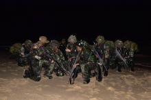 Sejak Subuh, Pasukan Marinir Dilengkapi Tank Serbu Pantai Karimun