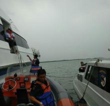 Kapal Berisi Puluhan Wisatawan dari Singapura Kandas di Perairan Bintan