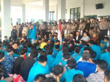 Massa Unjuk Rasa Mahasiswa Minta Berjumpa Lis Darmansyah